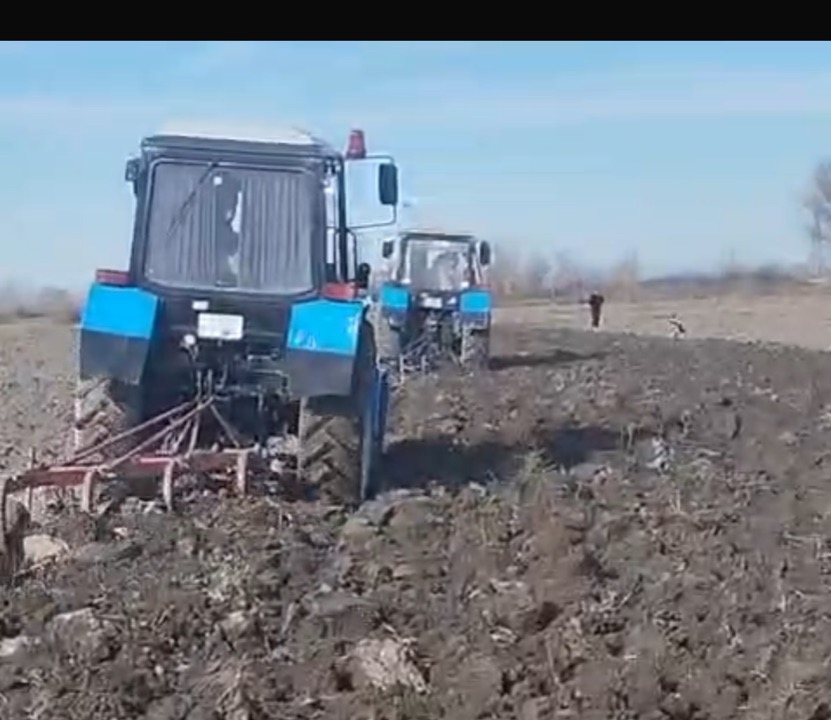 Agricultural machinery operating in cultivated soil